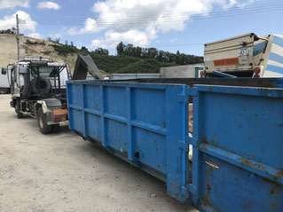 アームロール車